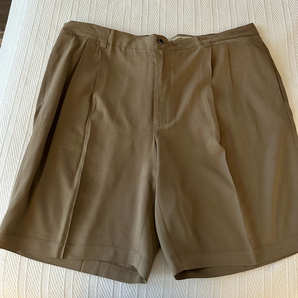 Tommy Bahama Men’s Beige Shorts Size 44 Zip Button Closure Pull On